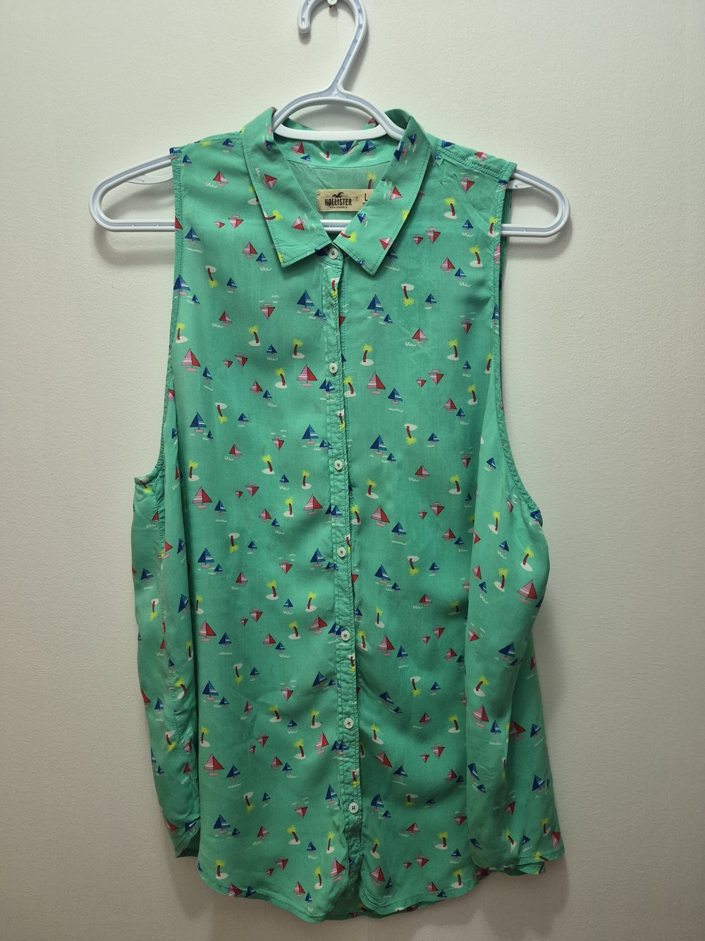 Hollister Green Sleeveless Button-Front Top with Sailboat Print